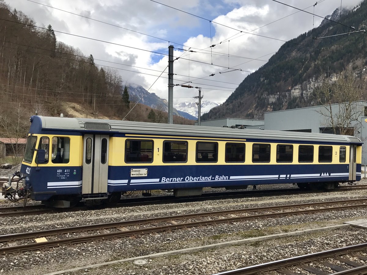 ABt 411 der BOB am 19.3.17 bei Zweilütschinen abgestellt.