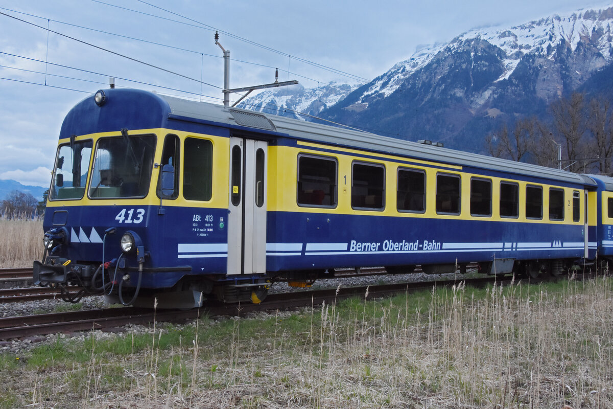 ABt 413 der BOB steht am 04.07.2023 auf einem Abstellgleis beim Bahnhof Interlaken Ost.