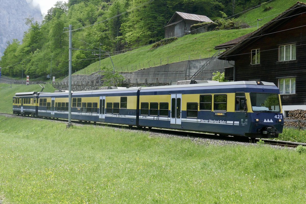 ABt 421 mit dem ABeh 4/4 II 311  Grindelwald  unterwegs nach Interlaken, am 6.5.20 nach Lauterbrunnen.