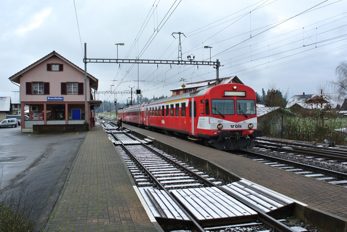 ABt 50 38 38-33 921-9, B 50 38 29-34 555-5 und RBDe 566 221-8 als Regio 6029 in Brenzikofen, 09.12.2014.