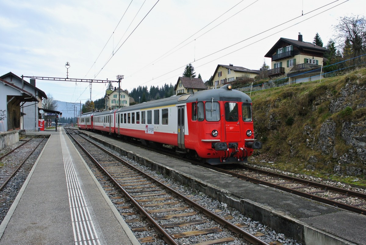 ABt 50 85 39-33 202-6, B EWI 50 85 20-35 475-6 und RBDe (94 85 7) 567 174-8 bei Einfahrt in le Lieu. Whrend die Schler in der Mittagspause sind, wird der Pendel von Le Pont nach le Lieu berfhrt, damit der bei den Kreuzungen nicht im Weg steht, 25.11.2014.