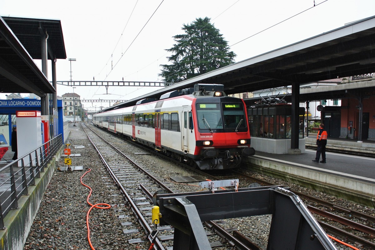 ABt 50 85 39-43 889-7 mit der S20 25639 bei Einfahrt in Locarno, 30.01.2014.