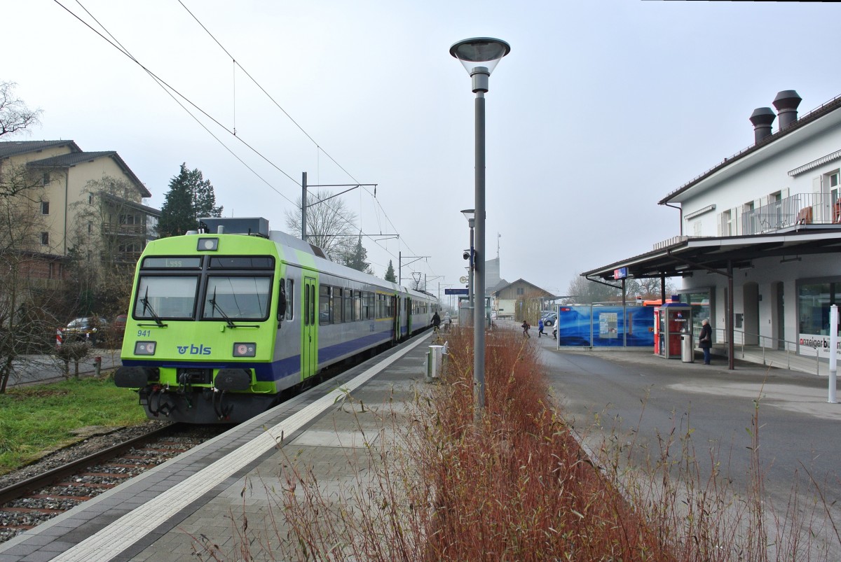 ABt 50 85 80-35 941-6 mit dreiteiligem RBDe 566 II Pendel in Büren an der Aare. Der Bahnhof Büren an der Aare ist der Endpunkt der ehemaligen Linie Lyss-Büren-Solothurn. Von der ehemaligen Bahnanlage existiert nur noch ein Gleis, welches mit einem Prellbock endet. Nur 5 Meter weiter hinten beginnt die stillgelegte Linie nach Solothurn, 18.12.2013. 