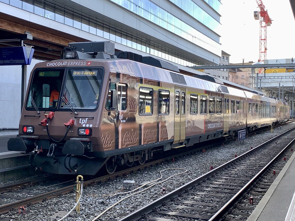 ABt 884-8 der TPF  ChocolatExpress  am 22.10.23 auf der Rangierfahrt vom Feld in den Bahnhof Bern.
