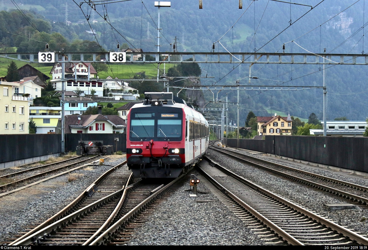 ABt 912 (50 85 39-43 912-7 CH-SBB | RBDe 560 NPZ  Domino ) der S-Bahn Luzern (SBB) als Leerzug erreicht den Bahnhof Arth-Goldau (CH), Fahrtrichtung Brunnen (CH).
Aufgenommen am Ende des Bahnsteigs 6/8.
[20.9.2019 | 18:19 Uhr]