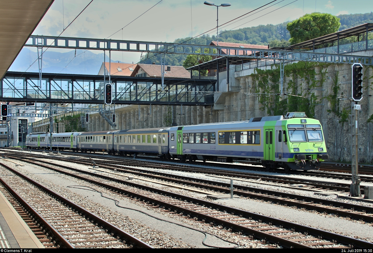 ABt 969 (50 85 80-35 969-5 CH-BLS) der BLS AG ist mit zwei Einheitswagen I, einem weiteren Zwischenwagen sowie dem Triebwagen RBDe 565/RBDe 4/4 ??? im Bahnhof Spiez (CH) abgestellt.
Aufgenommen im Gegenlicht.
[24.7.2019 | 15:30 Uhr]