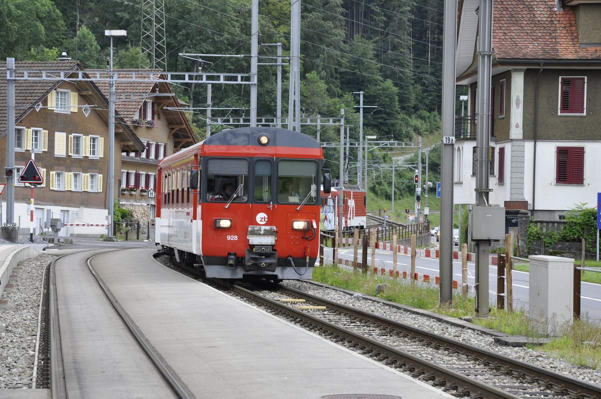 ABt 982 der Zentralbahn erreicht am 12.8.16 den Bahnhof Kaiserstuhl
