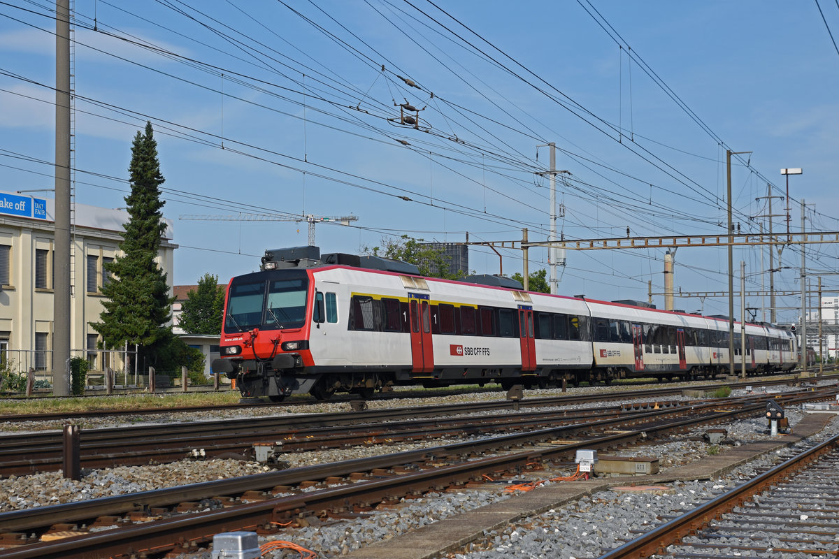 ABt NPZ Domino 50 85 39-43 861-6 durchfährt den Bahnhof Pratteln. Die Aufnahme stammt vom 27.08.2019.