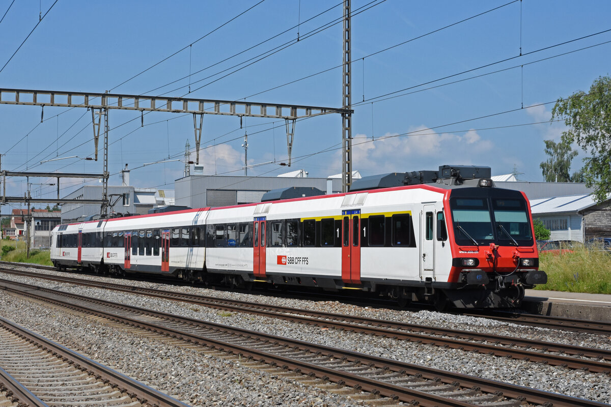 ABt NPZ Domino 50 85 39-43 866-5, auf der S29, fährt beim Bahnhof Rupperswil ein. Die Aufnahme stammt vom 10.06.2021.