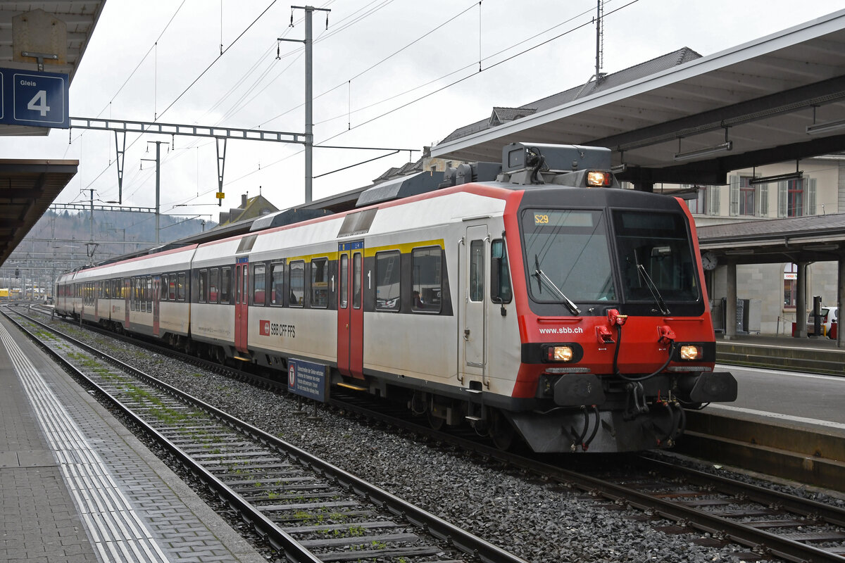 ABt NPZ Domino 50 85 39-43 858-2, auf der S29, wartet am 12.02.2024 beim Bahnhof Brugg.