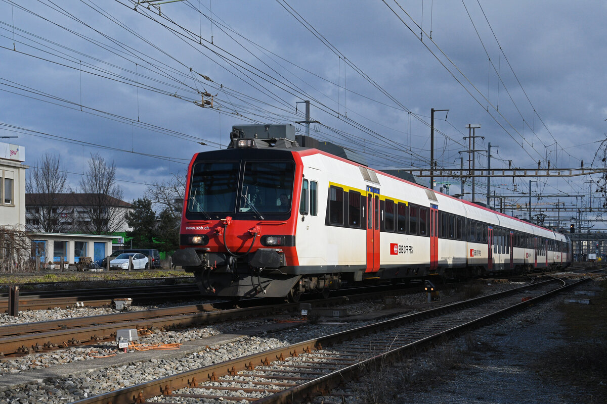 ABt NPZ Domino 50 85 39-43 815-2, auf der S33, verlässt am 26.01.2026 den Bahnhof Pratteln.