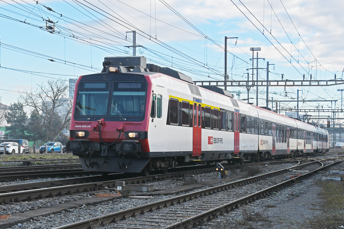 ABt NPZ Domino 50 85 39-43 887-1, auf der S33, verl�sst am 15.01.2026 den Bahnhof Pratteln.