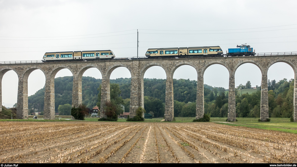 Abtransport Be 2/6 ex MVR 7002 und 7003 am 21. September 2018 von der BTI zu Stadler Rail, wo sie revidiert werden. Auf dem Weg nach Gossau, wo die GTW auf den Gleisen der AB zwischengelagert werden, überquert der Zug wiederum das Saaneviadukt bei Gümmenen.
