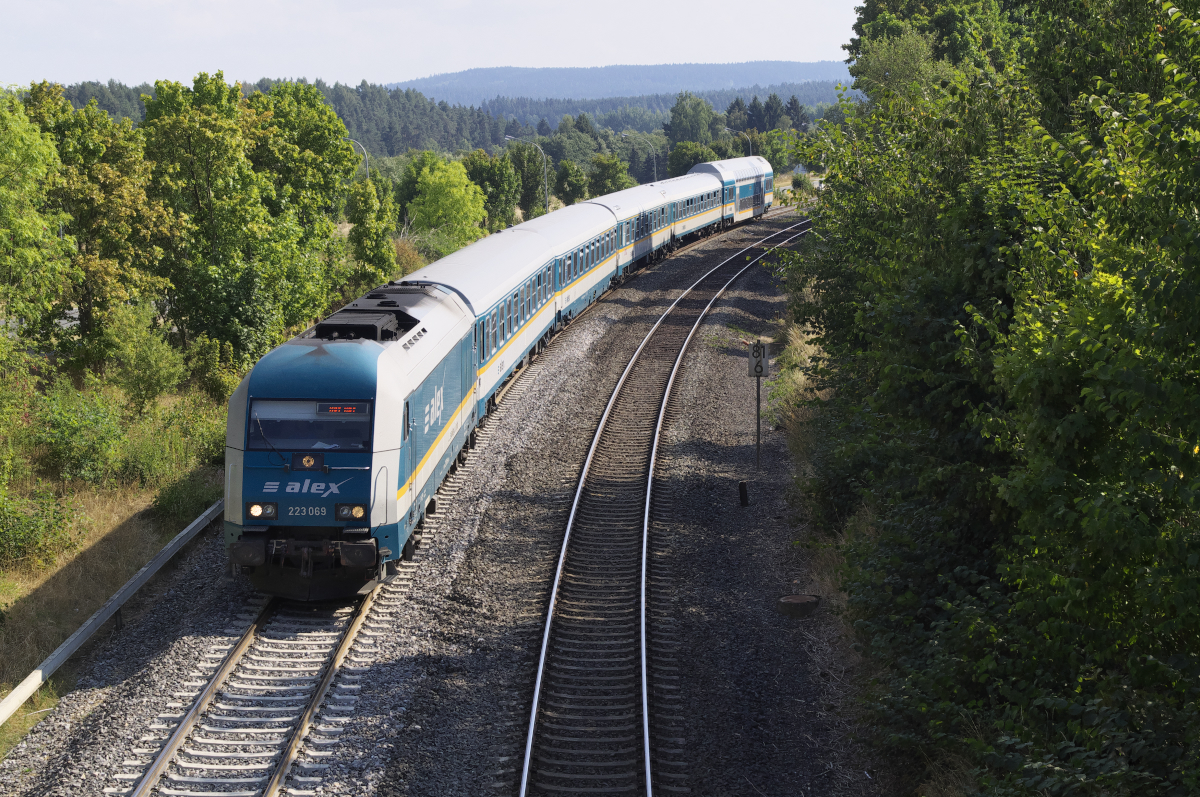 Abwärts aus dem Fichtelgebirge ins Saaletal geht es ab Martinlamitz. 223 068 rollt mit dem ALEX München - Hof nun hinab ins Tal der Saale und wird Hof in ca. 12 Km erreichen. 18.08.2018