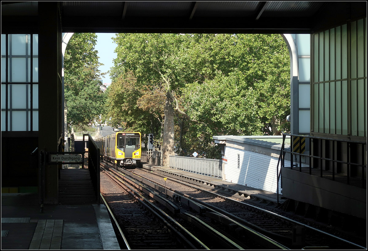 Abwärts zum Unterpflastertunnel -

Rampe vom Hochbahnhof Nollendorfplatz zur flachliegenden Tunnelstrecken in Richtung Wittenbergplatz. 

22.08.2018 (M)