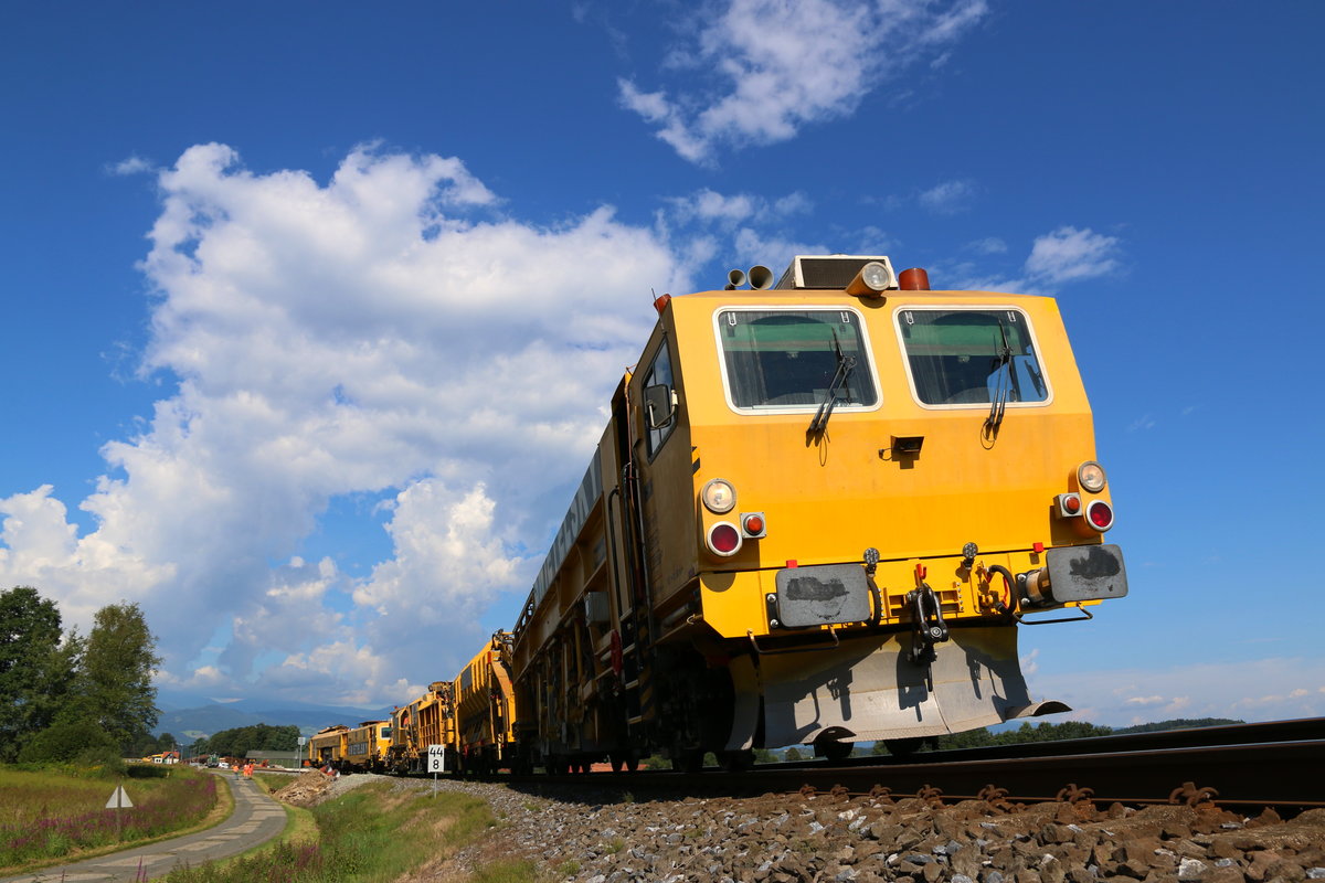 Abwarten heißt es für die Gleisbaumaschinen an der Baustelle bei Dietmannsdorf in der Weststeiermark. An diesem 15.08.2016 liegt die Gleisbaustelle an der rund 600 Meter im Ober und Unterbau vollständig saniert wurden im Zeitplan.  