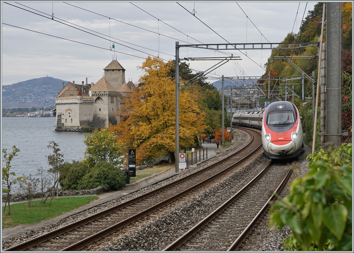 Abwarten und Tee trinken - dass ist nicht nach meinem Sinn, denn wenn das Wetter mal besser wird, hat der Wind sicher die vielen bunten Blätter bereits fortgeweht...

Geschickt versteckt ein SBB Pinocchio seine versudelte Seite als der RABe 503 als EC 39 Genève - Milano unterwegs ist und zwischen bunten Bäumen beim Château de Chillon vorbeifährt. 

21. Okt. 2020