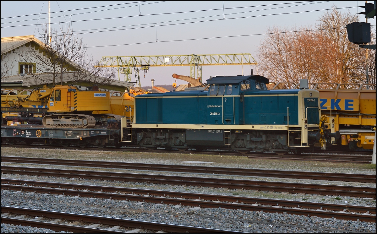Abwechslung in Konstanz mit heutzutage ungewohnten Farben. 294 096-3 der Railsystems parkt am Schweizer Güterschuppen mit einem Gleisbauzug, der auf 4 Gleise verteilt wurde. März 2015.