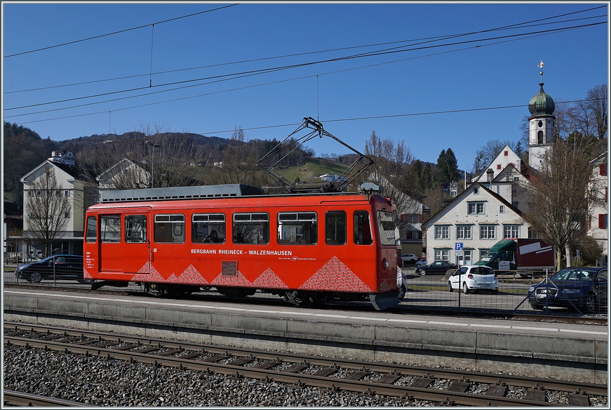 Abwechslungsreiche Appenzellerbahnen: Auch die Zahnradbahn von Rheineck nach Walzenhausen gehört zur Appenzeller Bahnen Gruppe. Die kleine Bahn hat eine Spurweite von 1200 mm und besitzt nur ein Triebfahrzeug, den AB  BDeh 1/2 N° 1  Liseli  hier bei der Ankunft in Rheineck zu sehen. 

23. März 2021