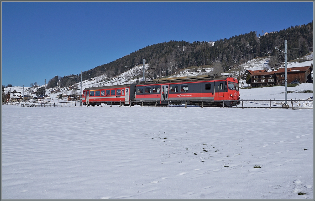 Abwechslungsreiche Appenzellerbahnen: Kurz bevor die Strecke von Gais nach Altstätten die Hochebene verlässt und steil mit Zahnstangenabschnitten ins tiefer gelegen Rheintal hinunterführt, konnte ich in der Nähe von Stoss diesen AB Zug, bestehend aus dem BDeh 4/4 17 und dem ABt 117, fotografieren. 

24. März 2021