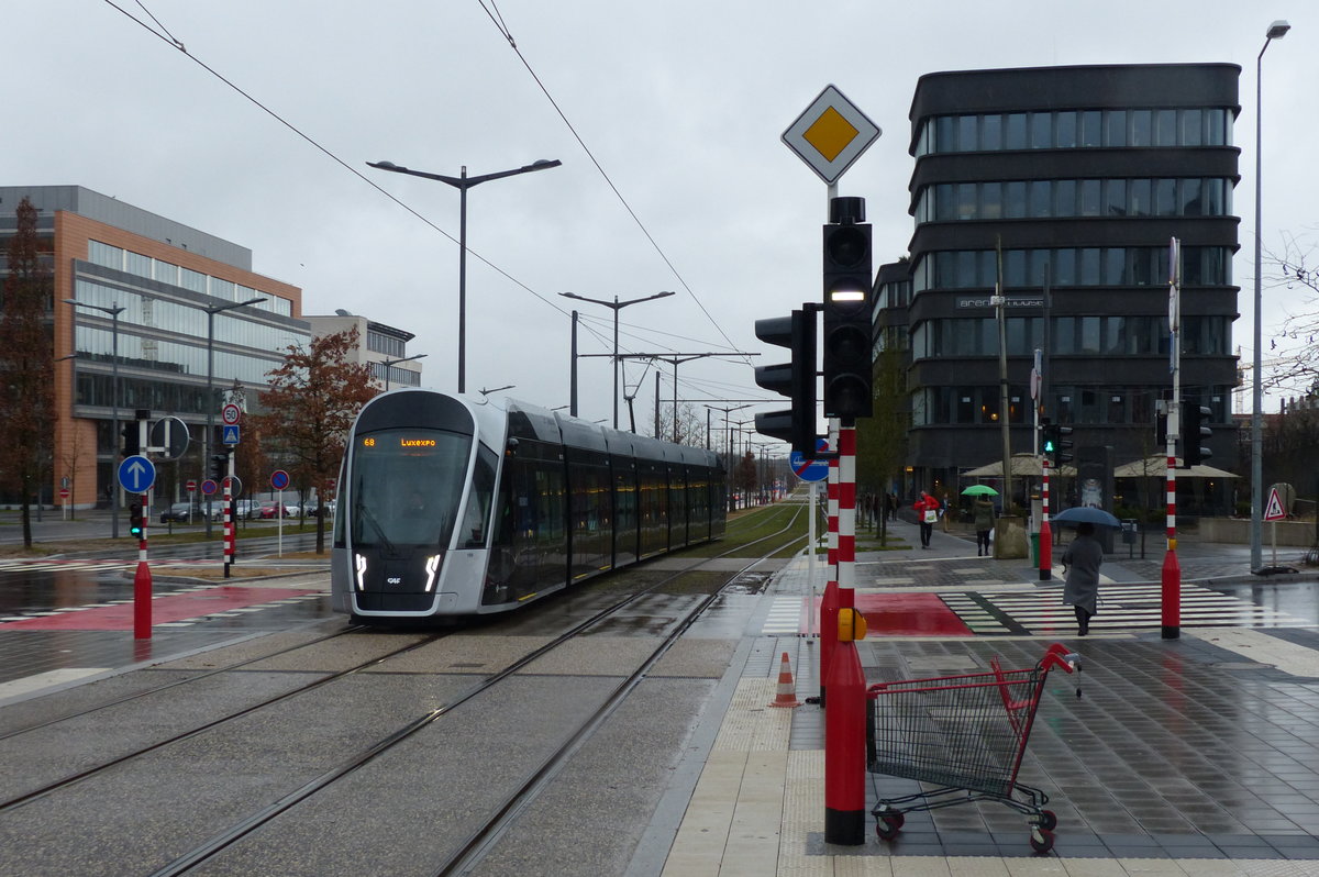 Abwechslungsreiche moderne Architektur begleitet die Straßenbahn auf ihrer Fahrt über den Kirchberg. 27.12.2017, nahe Nationalbibliothek, Luxemburg Kirchberg