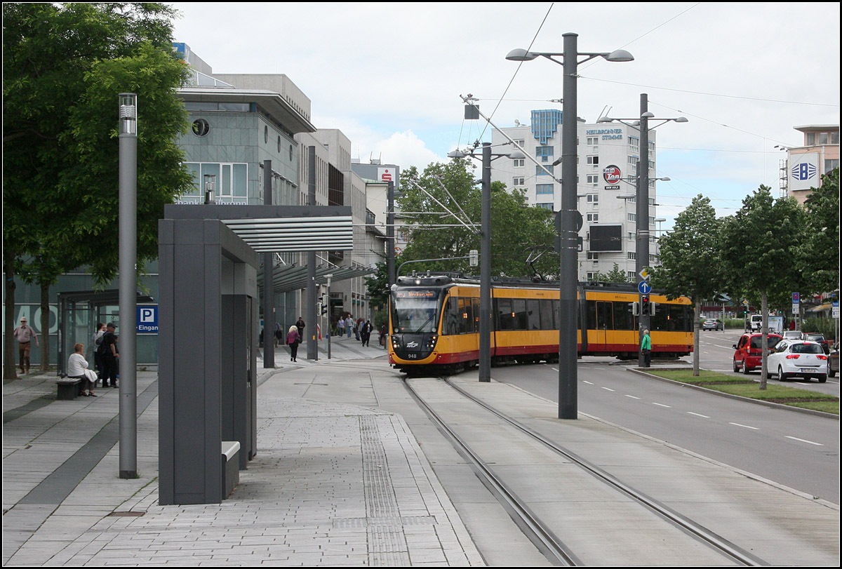 Abzweig in die Allee

An der Heilbronner Harmonie zweigt seit Dezember 2013 der Nordast der Stadtbahn von der Ost-West-Strecke ab. Wie auch die Innenstadtstrecke wird der Abschnitt in der Alle von Bussen mitbenutzt. Im Bild der Halt für die Busse, die Stadtbahnen halten weiter nördlich an einem erhöhten Bahnsteig.

31.05.2016 (M)