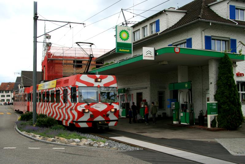 Ach die Schweizer... Fahren sie doch tatschlich mit einem Elektrozug an die Tankstelle;-) Der Be 4/4 13 der FW bei der Fahrt durch Matzingen; 13.05.2012