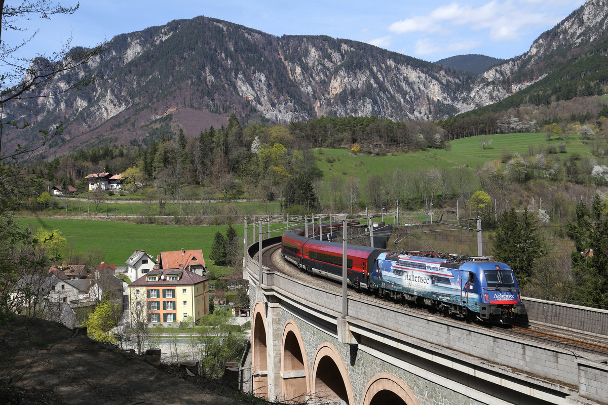  Achensee  1216.019 überquert bei herrlicher Frühlingsstimmung mit RJ-133 den Schwarzatal-Viadukt in Payerbach. 14.4.18