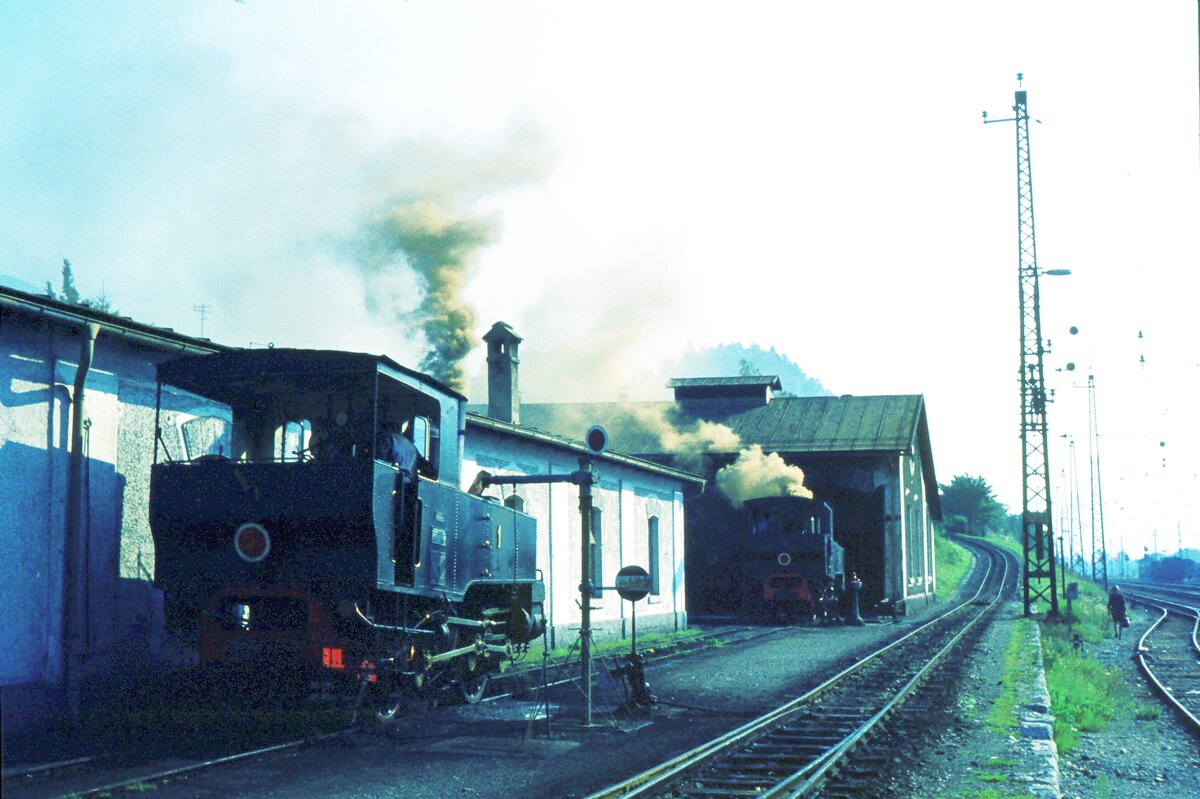 Achenseebahn__Bahnhof Jenbach. Lok 1 und Lok 2, die inzwischen -mit der Handkurbel- auf der Schiebebühne ans richtige Gleis vorgenuttelt wurde, qualmen in der Morgensonne gemütlich vor sich hin.__08-1973