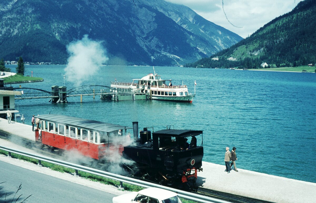 Achenseebahn__Ein  Kurzzug  mit Lok 1 beim Schiffsanleger.__08-08-1973