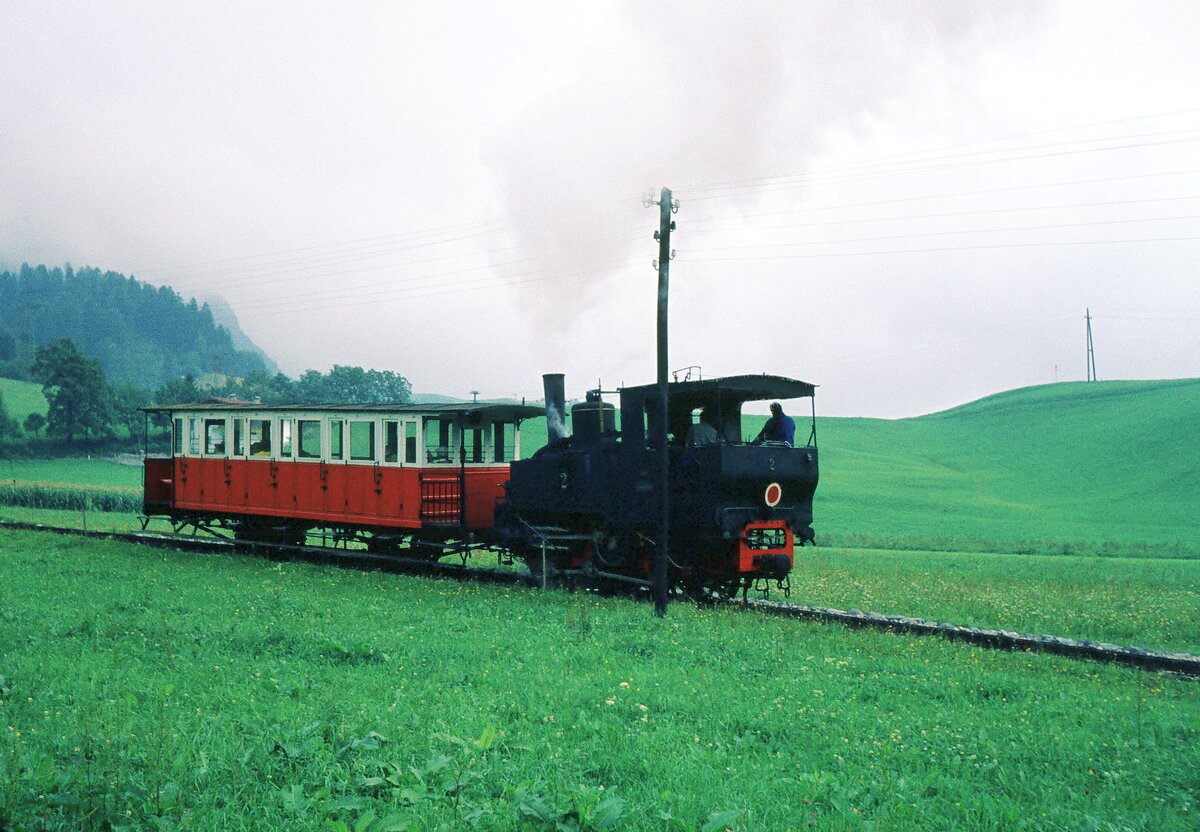 Achenseebahn__Kein Ausflugswetter, da genügt für die Bergfahrt ein (geschlossener) Vorstellwagen vor der Lok 2. Kurz vor Eben.__26-08-1973