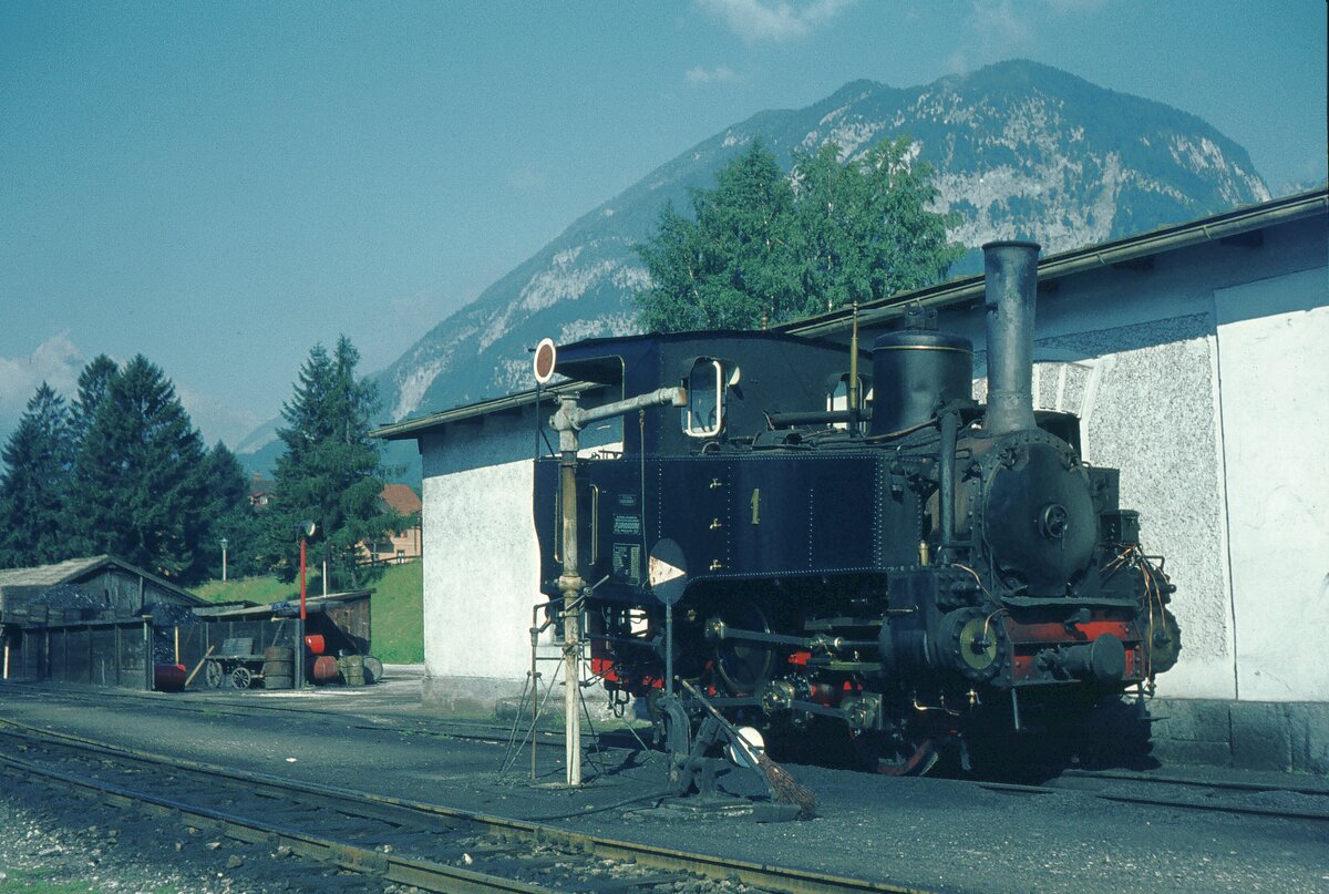 Achenseebahn__Lok 1 vor der Wagenhalle im Bf. Jenbach.__09-08-1973