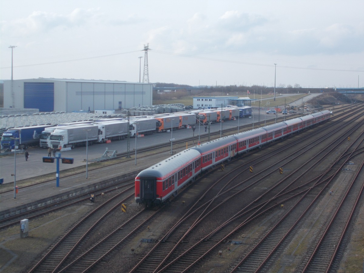 Acht ausrangierte RE Wagen,am 27.Februar 2016,in Mukran.Aufnahme von der Fussgängerbrücke.