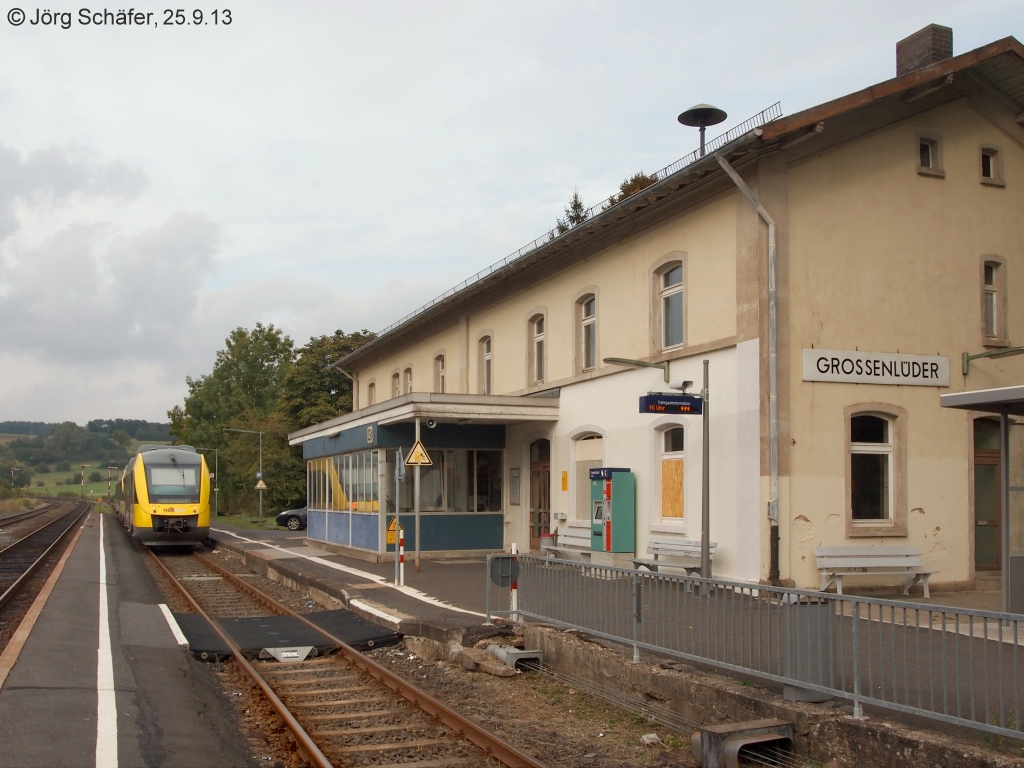 Acht Jahre spter hielt HLB 277 in Groenlder sehr weit nrdlich auf Gleis 1, um den bergang nach Gleis 2 fr die Fahrgste des Gegenzuges freizuhalten. 
