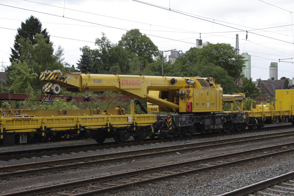 Achtachsiger Schienenkran Typ: KRC 910 Sersa Group AG
Zugelassen unter Nummer: 99809419006-8D-STRA
Fotografiert am 16.09.2013 im Bahnhof Lengerich, als er von der
Firma Strabag dort eingesetzt wurde. Der Kran ist speziell f�r
den Weichenbau konzipiert.