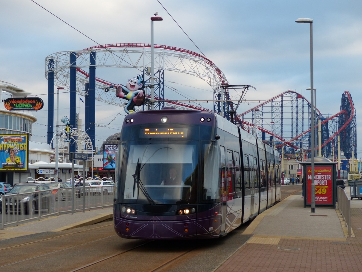 Achterbahn und Straßenbahn - Pleasure Beach von Blackpool. 14.3.2015