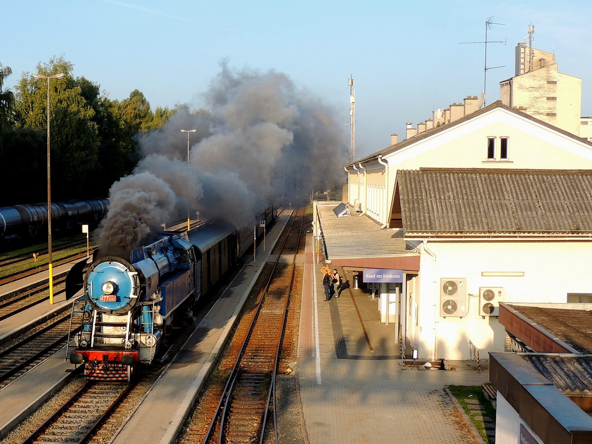  Achtung Gleis2! Dampfsonderzug fährt durch ; Dampflok 477-043(Papoušek) im Bahnhof Ried i.I.; 130928