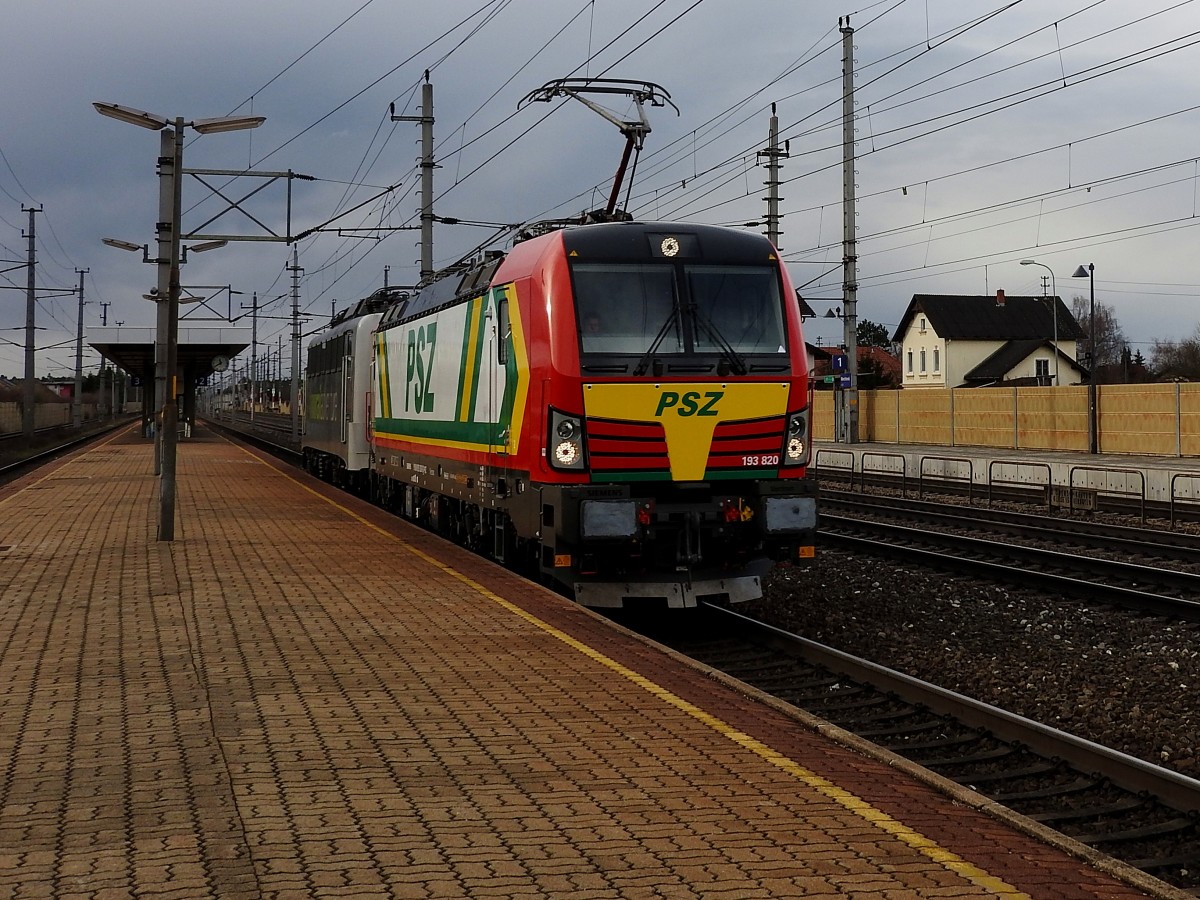  Achtung Gleis2, Zug fährt durch , und schon rauscht 193-820 der PSZ durch den Bhf. Marchtrenk in Richtung Linz; 160112