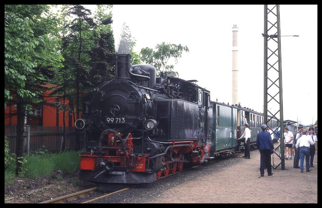 Achtung! Türen schließen am 18.5.1996! - Der Zug mit 99713 steht abfahrbereit im Schmalspurbereich des Bahnhof Radebeul nach Radeburg bereit.