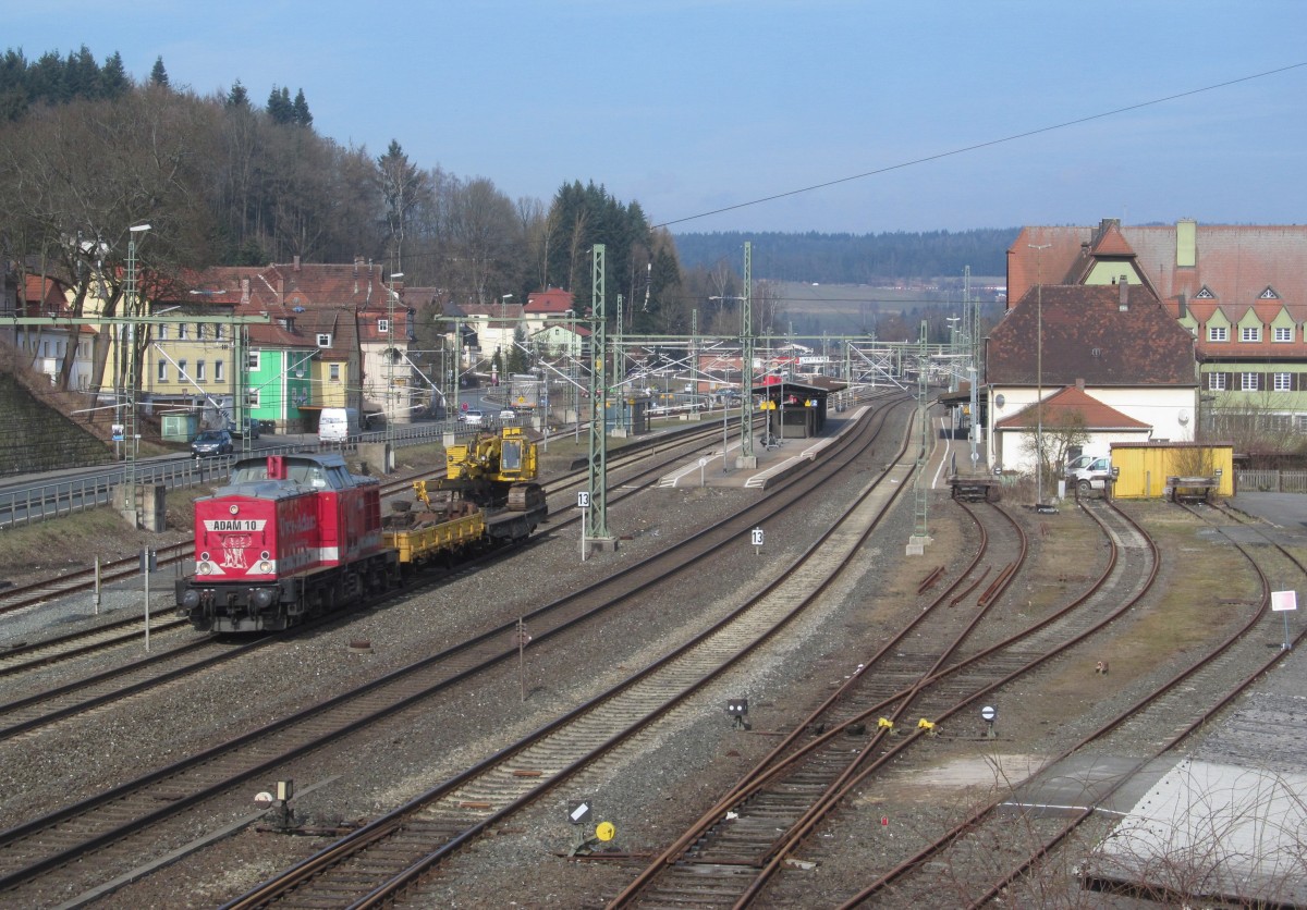 Adam 10 (202 743-1) zieht am 03. März 2014 einen Bauzug durch Kronach in Richtung Lichtenfels.