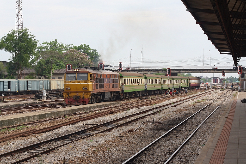 ADD 4402 (Co'Co', de, Alsthom, Bj.1985) fährt am 24.Mai 2016 mit dem ORD 463 (Pattalung - Sungai Kolog) in den Bf. Hat Yai ein.