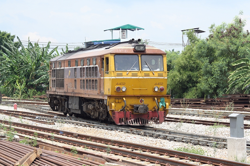 ADD 4402 (Co'Co', de, Alsthom, Bj.1985) fährt am 24.Mai 2016 in Hat Yai vom Depot zum Bahnhof.