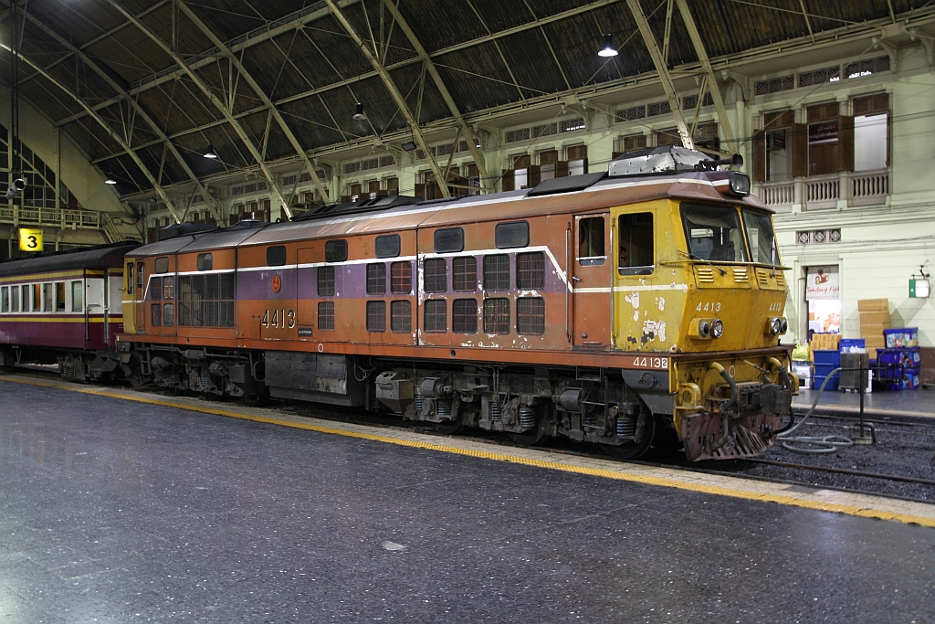 ADD 4413 (Co'Co', de, Alsthom, Bj.1985) hat am 21.Mai 2018 in der Bang Sue Station die GEA 4552 (Co'Co', de, General Electric, Bj.1995) abgelöst und ist pünktlich mit dem RAP 102 von Chiang Mai in Bangkok Hua Lamphong angekommen.