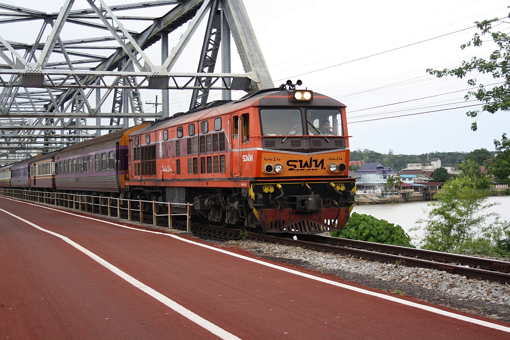 ADD 4414 (Co'Co', de, Alsthom, Bj.1985) am 21.Mai 2016 mit dem RAP 174 (Nakhon Si Thammarat - Bangkok) auf der Chulachomklao Bridge über den Tapi River. 