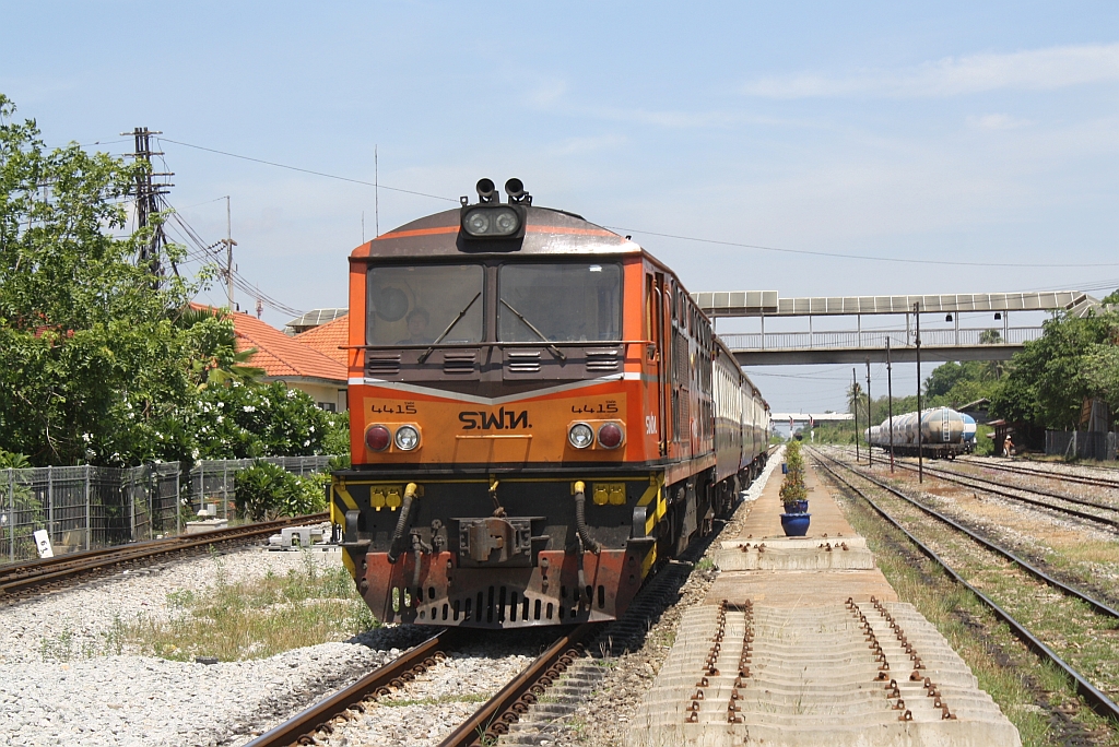 ADD 4415 (Co'Co', de, Alsthom, Bj.1985) fhrt am 29.Mai 2013 mit dem ORD 281 (Hua Lamphong - Kabin Buri) aus dem Bf. Chachoensao Jct..

