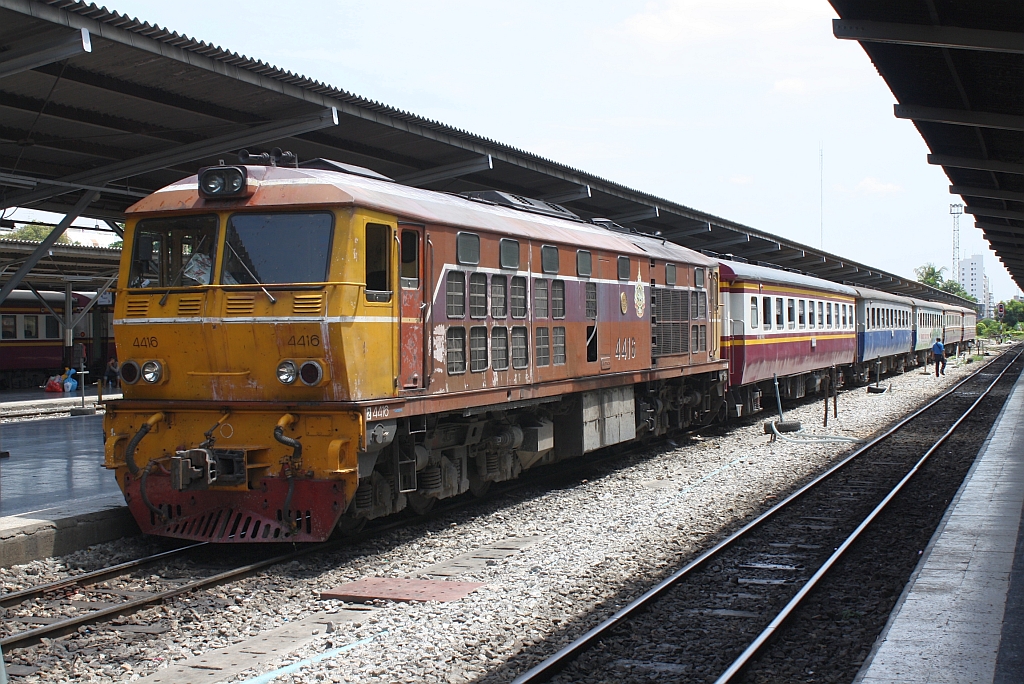 ADD 4416 (Co'Co', de, Alsthom, Bj.1985) fhrt am 28.Mai 2013 in den Bf. Hua Lamphong ein.

