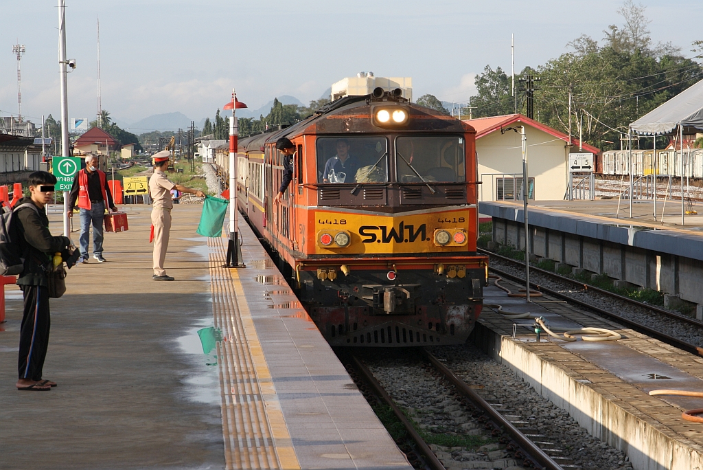ADD 4418 (Co'Co', de, Alsthom, Bj.1985) fährt am 08.Dezember 2023 mit dem ORD 254 (Lang Suan - Thon Buri) in die Chumphon Station ein.