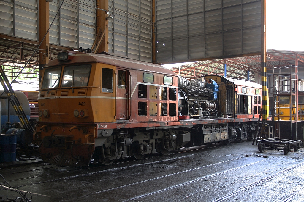 ADD 4420 (Co'Co', de, Alsthom, Bj.1985) wird im Depot Thon Buri einer Instandhaltungsmaßnahme unterzogen. - Bild vom 24.März 2024.