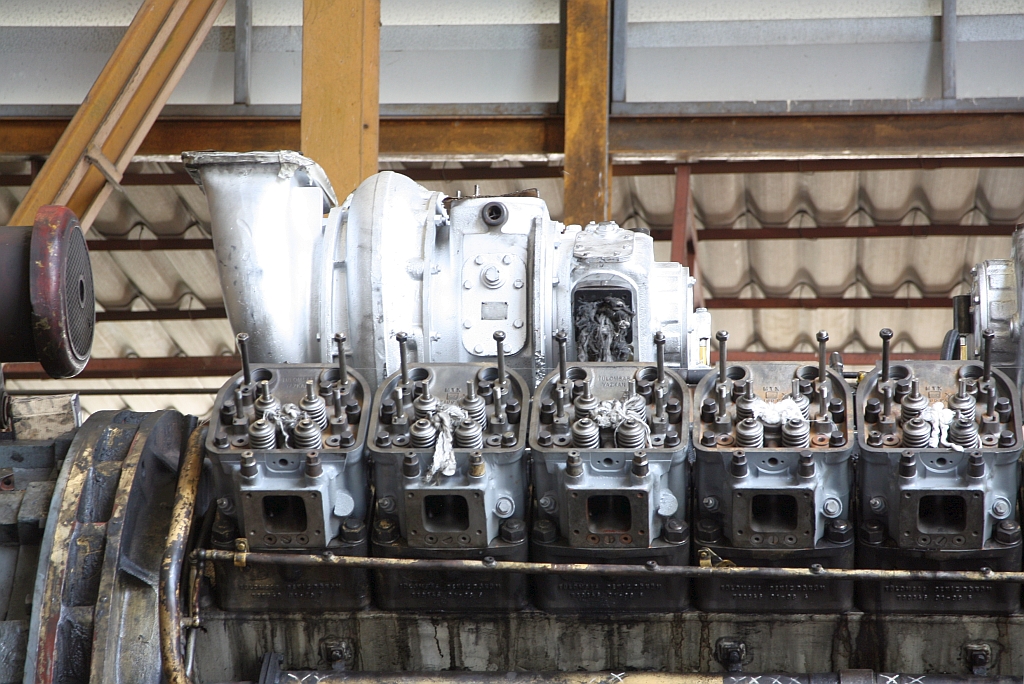 ADD 4420 (Co'Co', de, Alsthom, Bj.1985) wird im Depot Thon Buri einer Instandhaltungsmaßnahme unterzogen. - Im Bild vom 24.März 2024 einer der beiden Abgasturbolader.