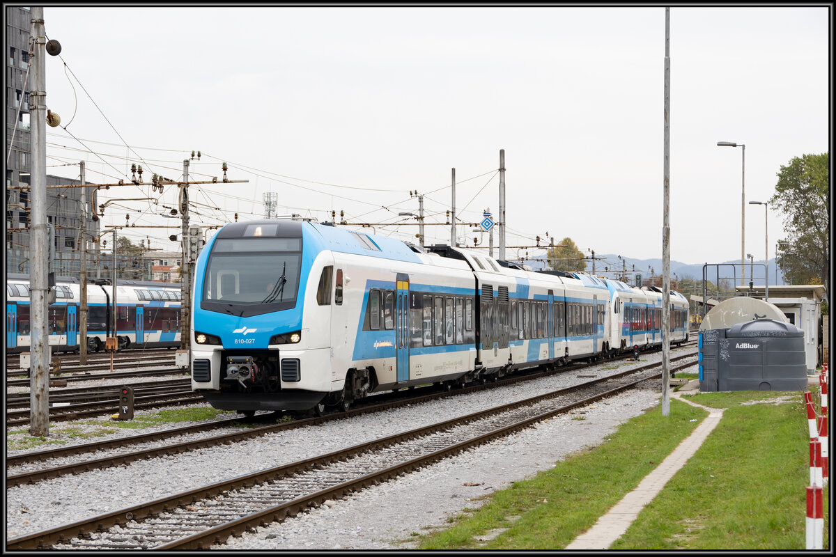 Add Blue ,.... heißt es in den letzten Jahren bei der SZ . Ein neues Fahrzeug um das andere wurde angeschafft. 
Hier stellt sich in kürze 610.027 an den Bahnsteig in Ljubljana um weitere Fahrgäste aufzunehmen. 
21.10.2022